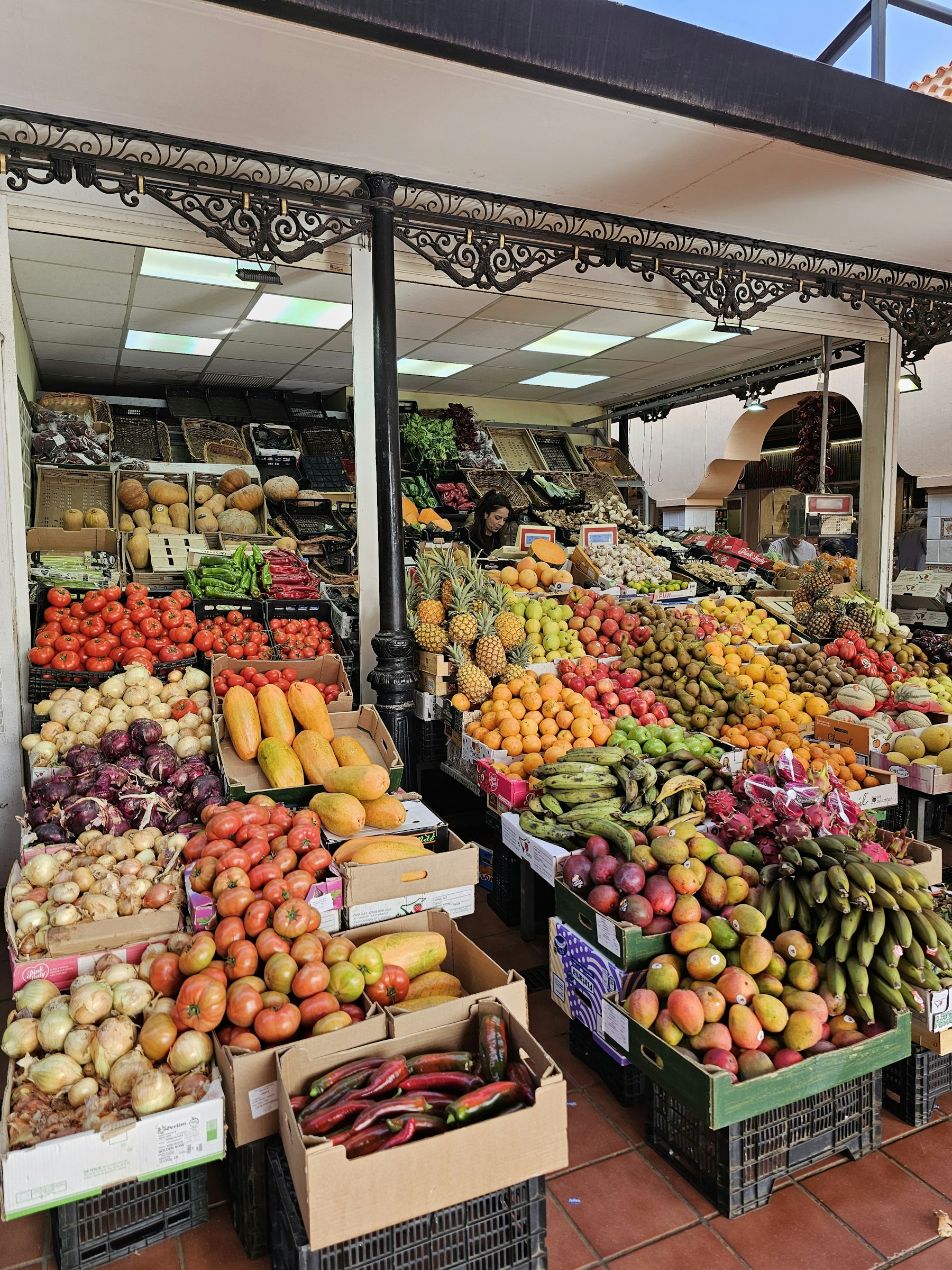 野菜が山と積まれたスペインの市場