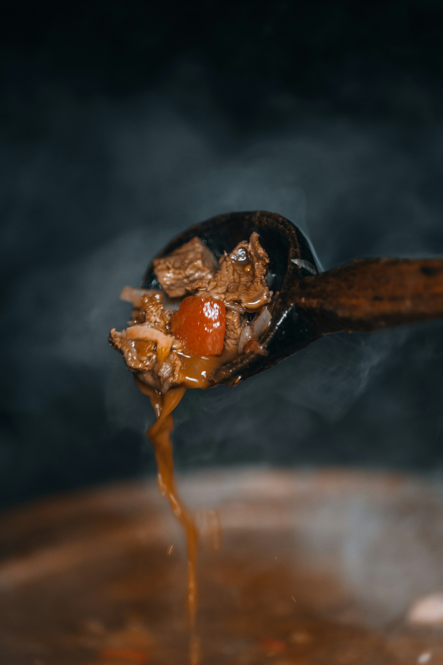 厚手の鍋でとろりと煮上がった煮込み