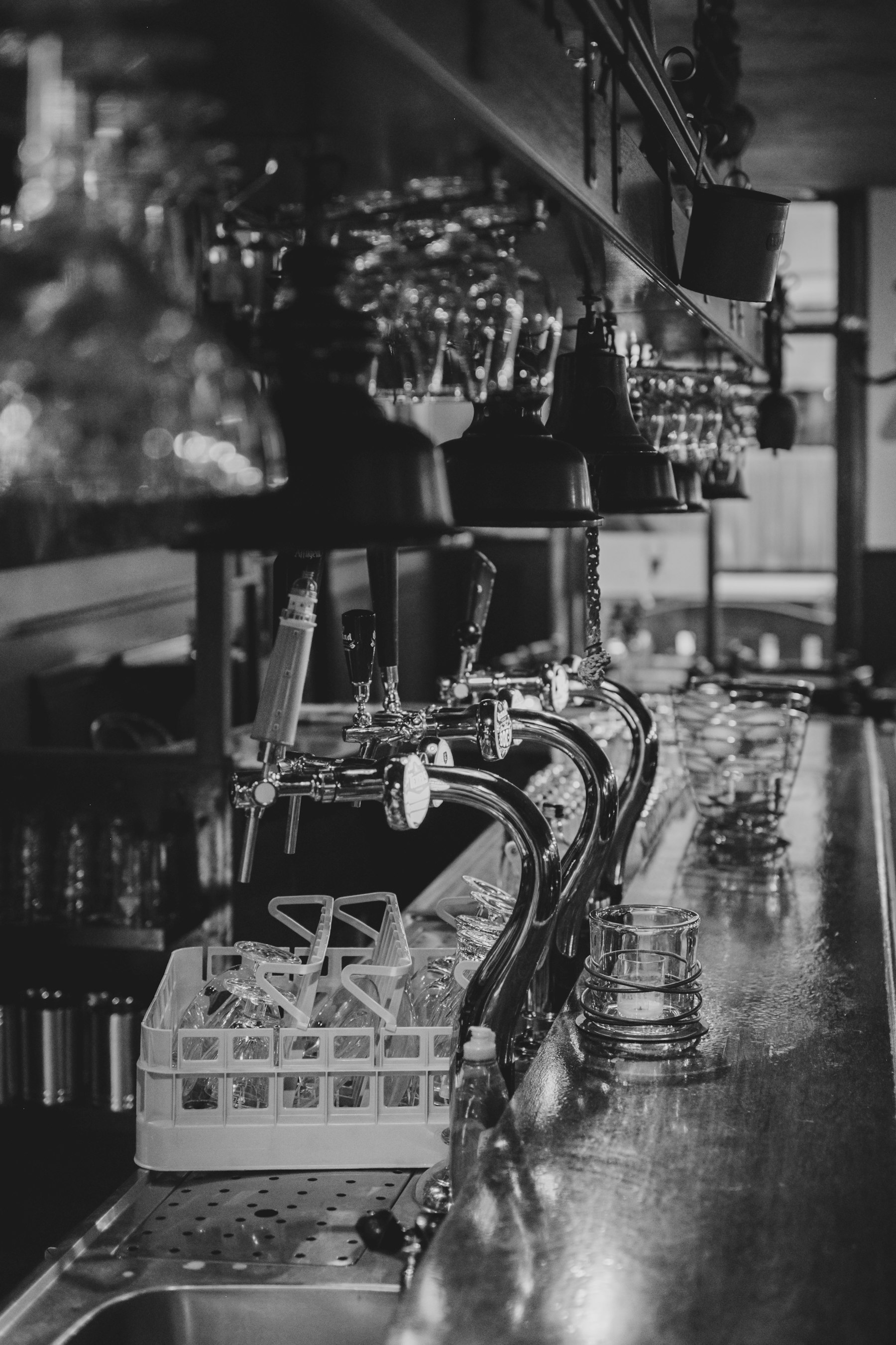 カウンターのビールグラス