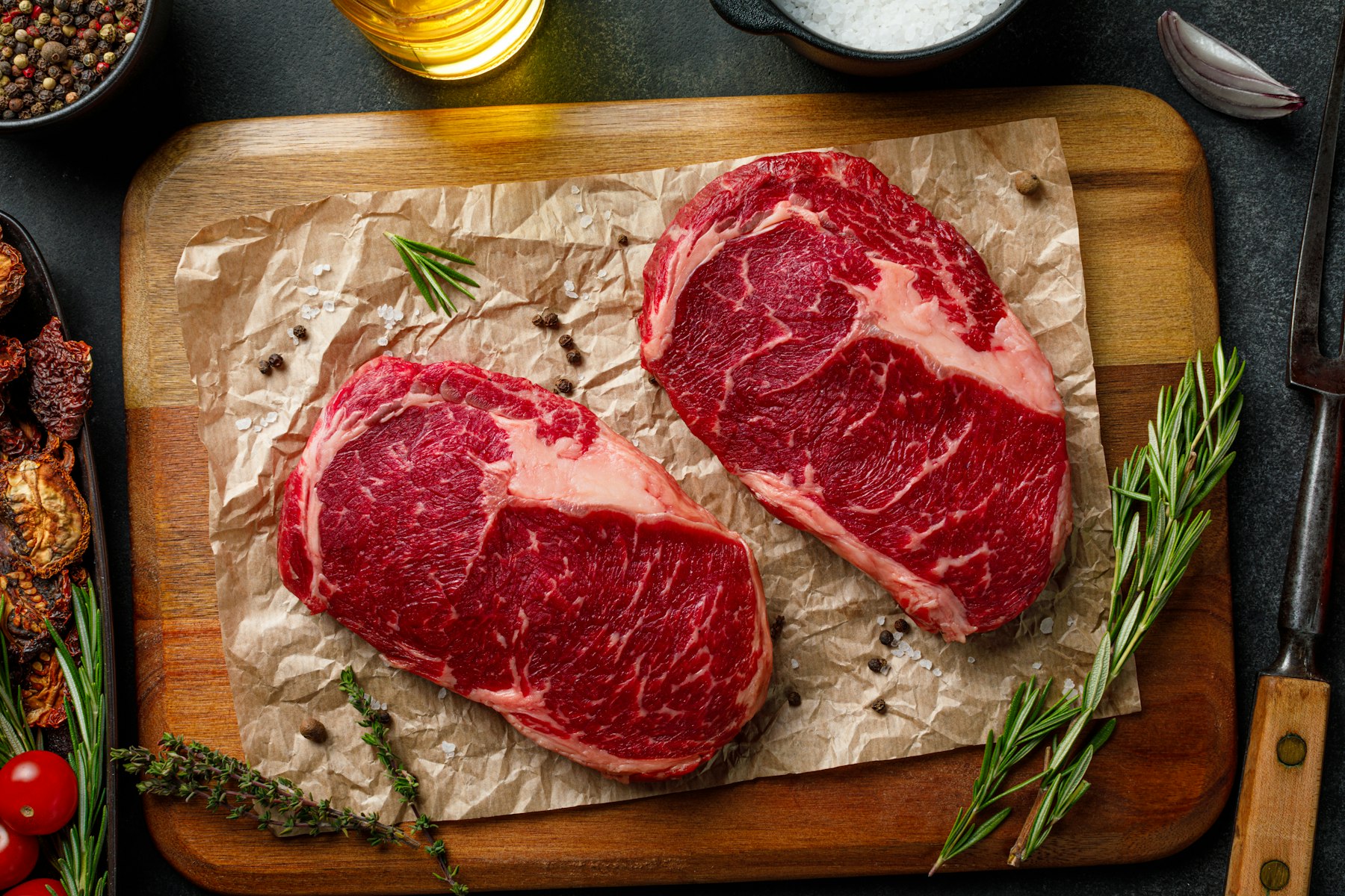 熟成させた骨付きの牛肉