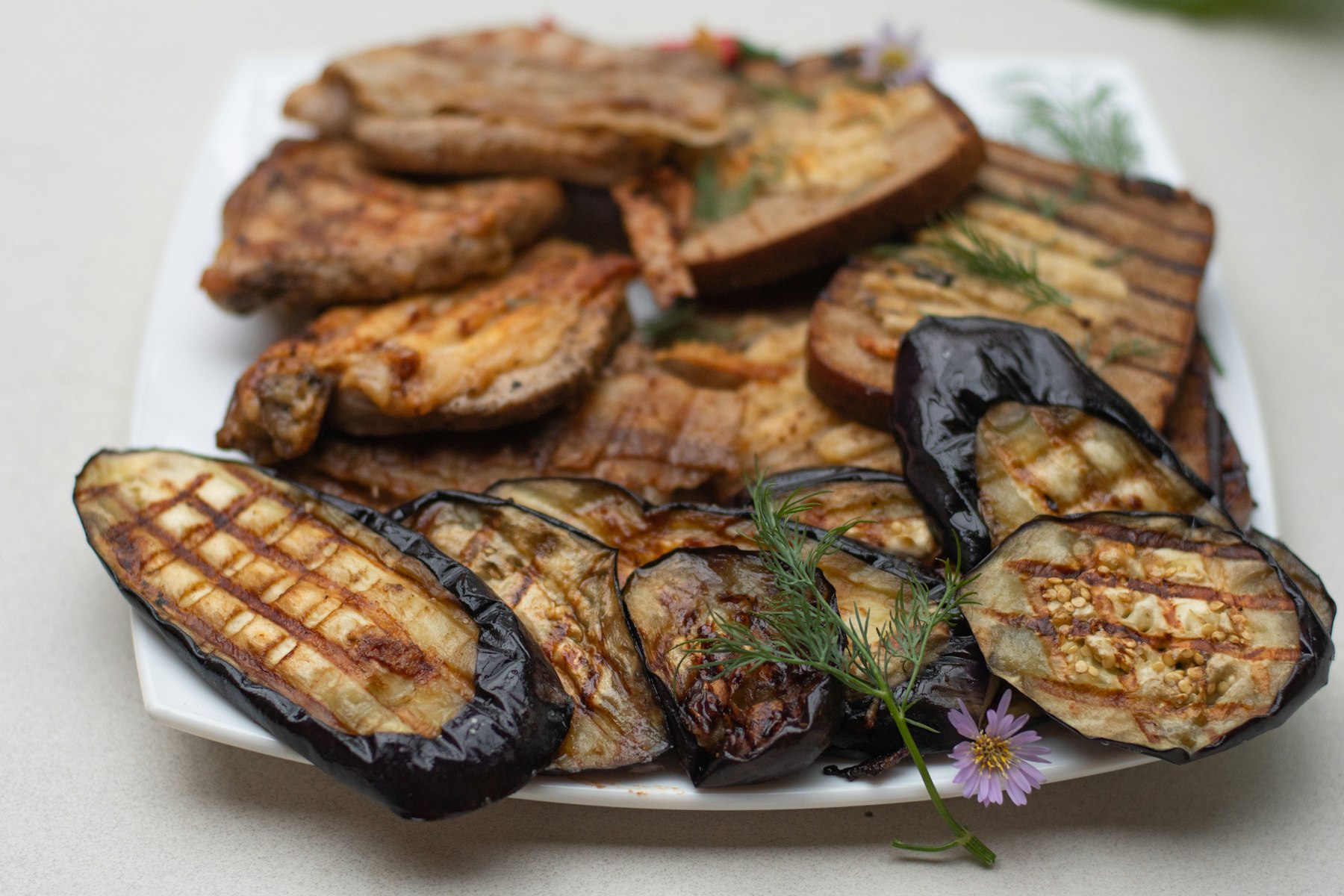 皮をむかれ果肉だけになった焼き野菜