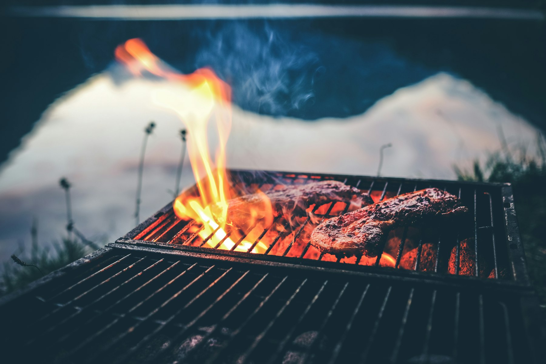 開放型のアサドールで炎に直接さらして焼かれる肉