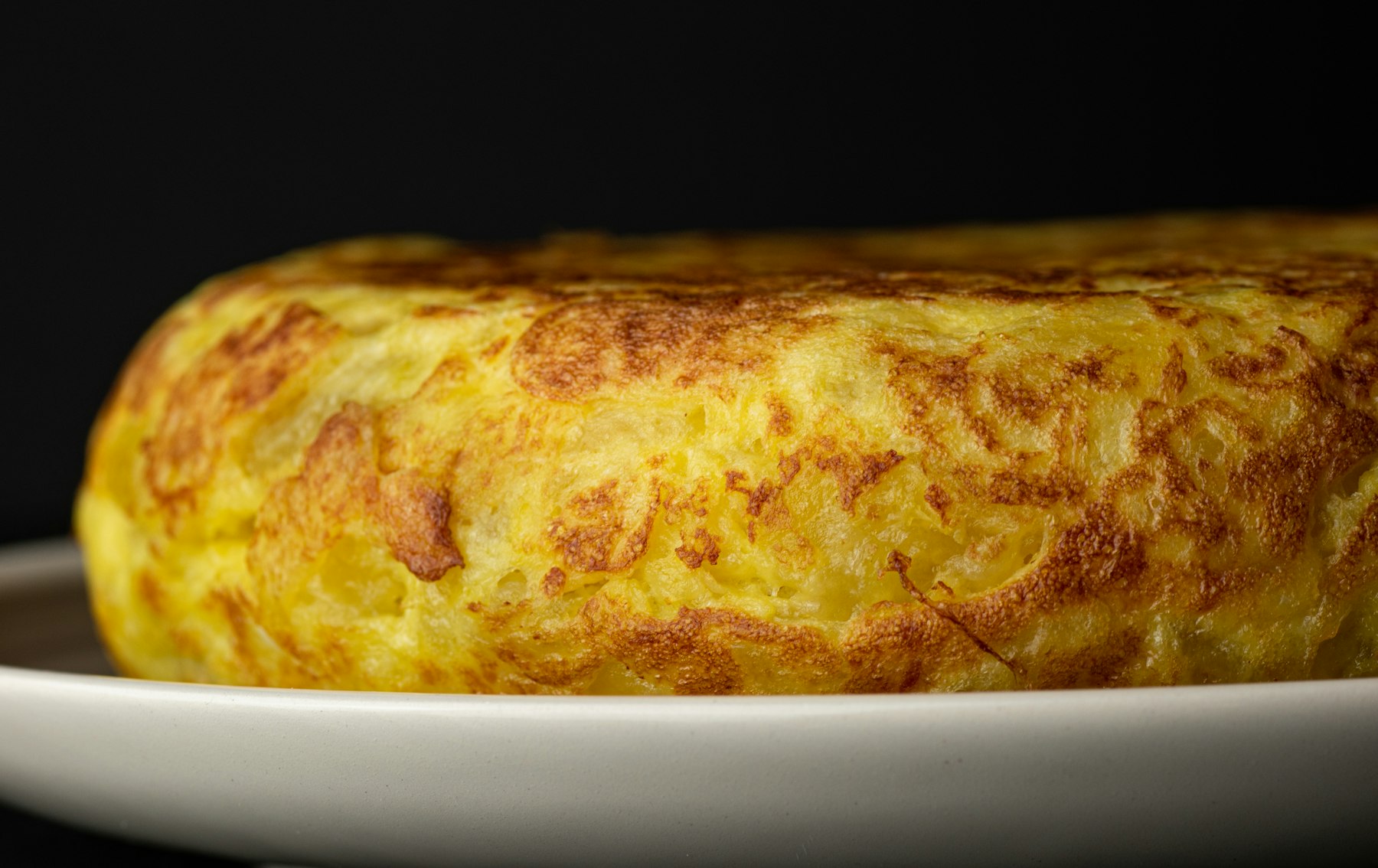 フライパンで焼かれるオムレツ