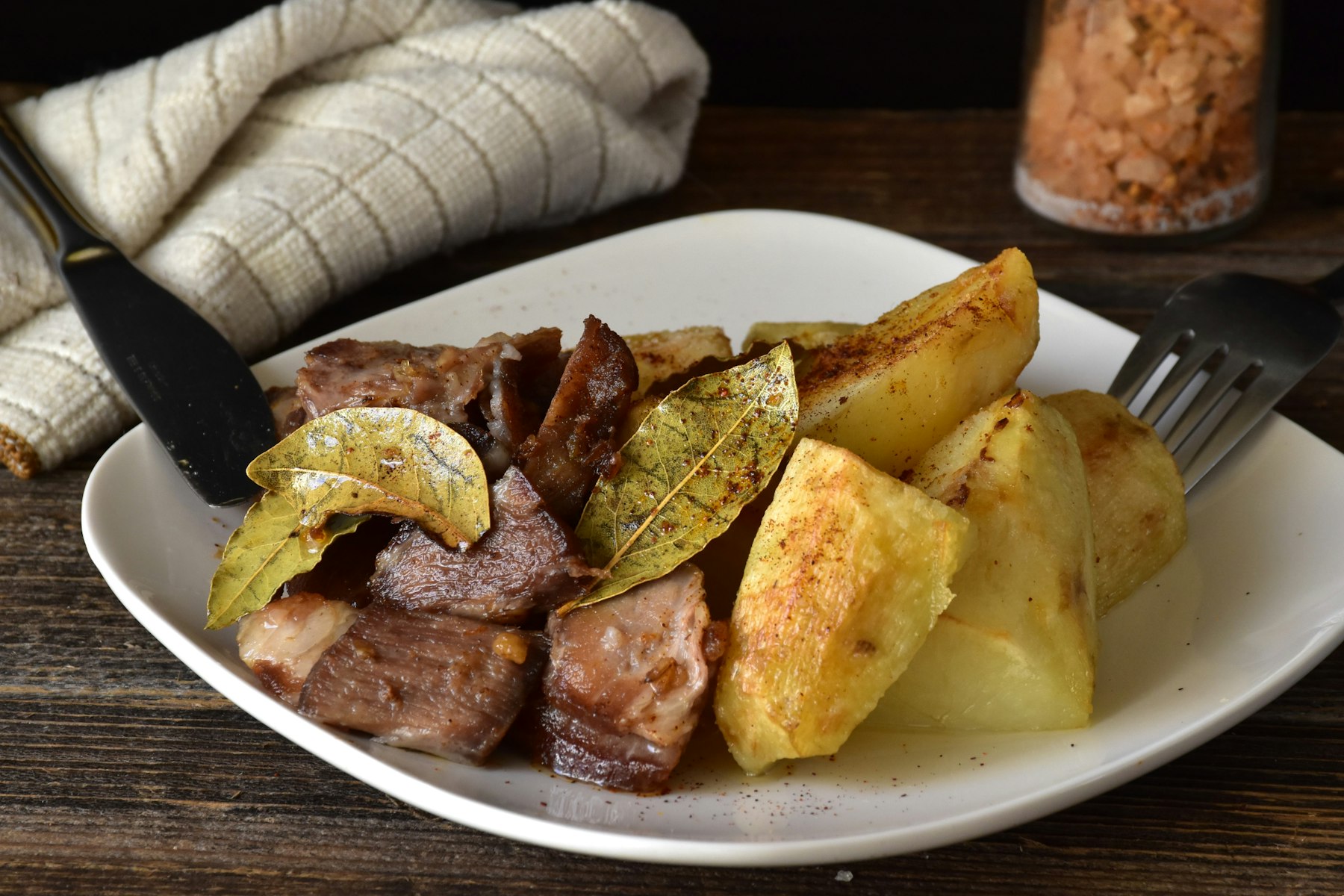 大皿に盛られた豚肉料理