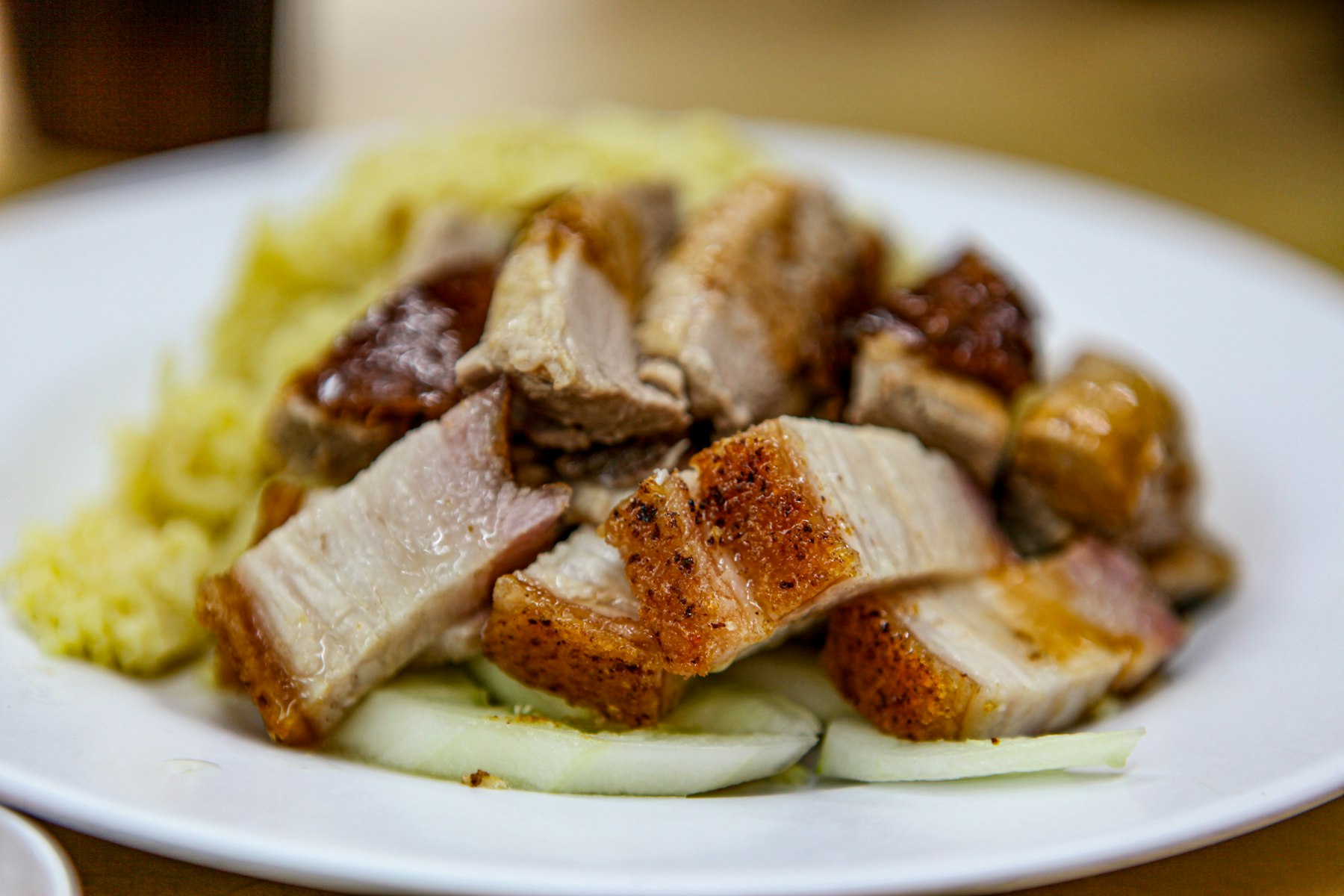 皮がぱりっと焼き上がり脂の層が見える豚バラ肉の断面