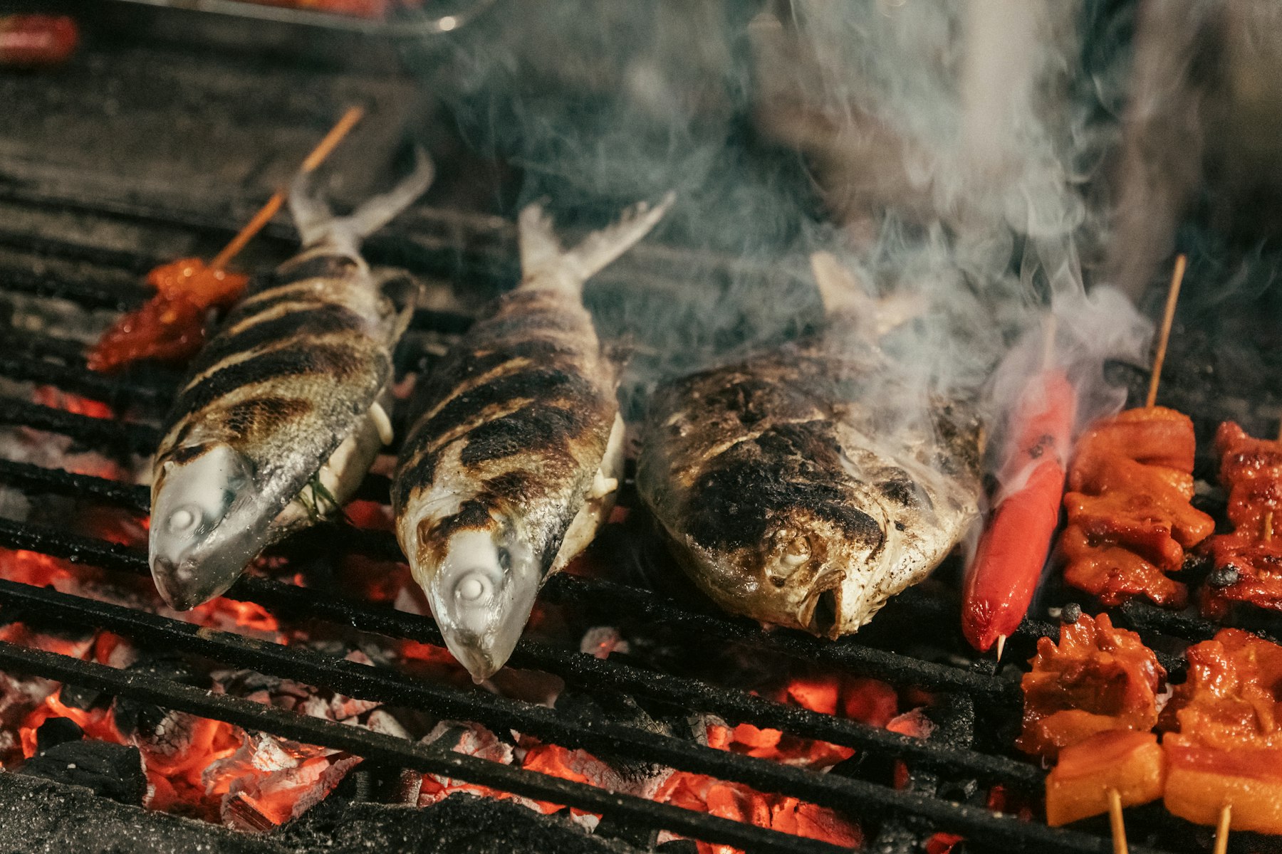 炭火で焼かれる魚介