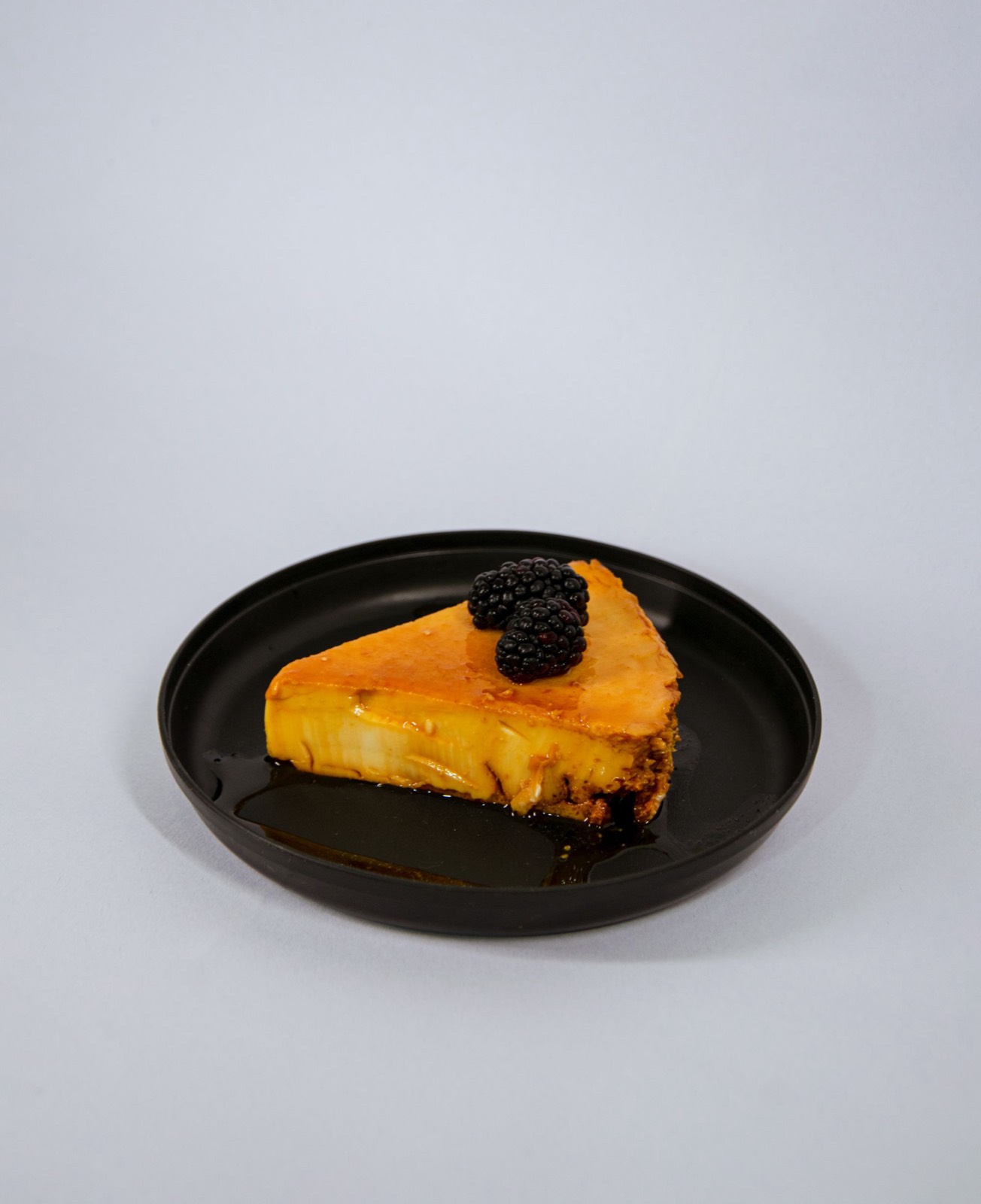 とろけるフランと焼き色のついたトリハスが並ぶ皿