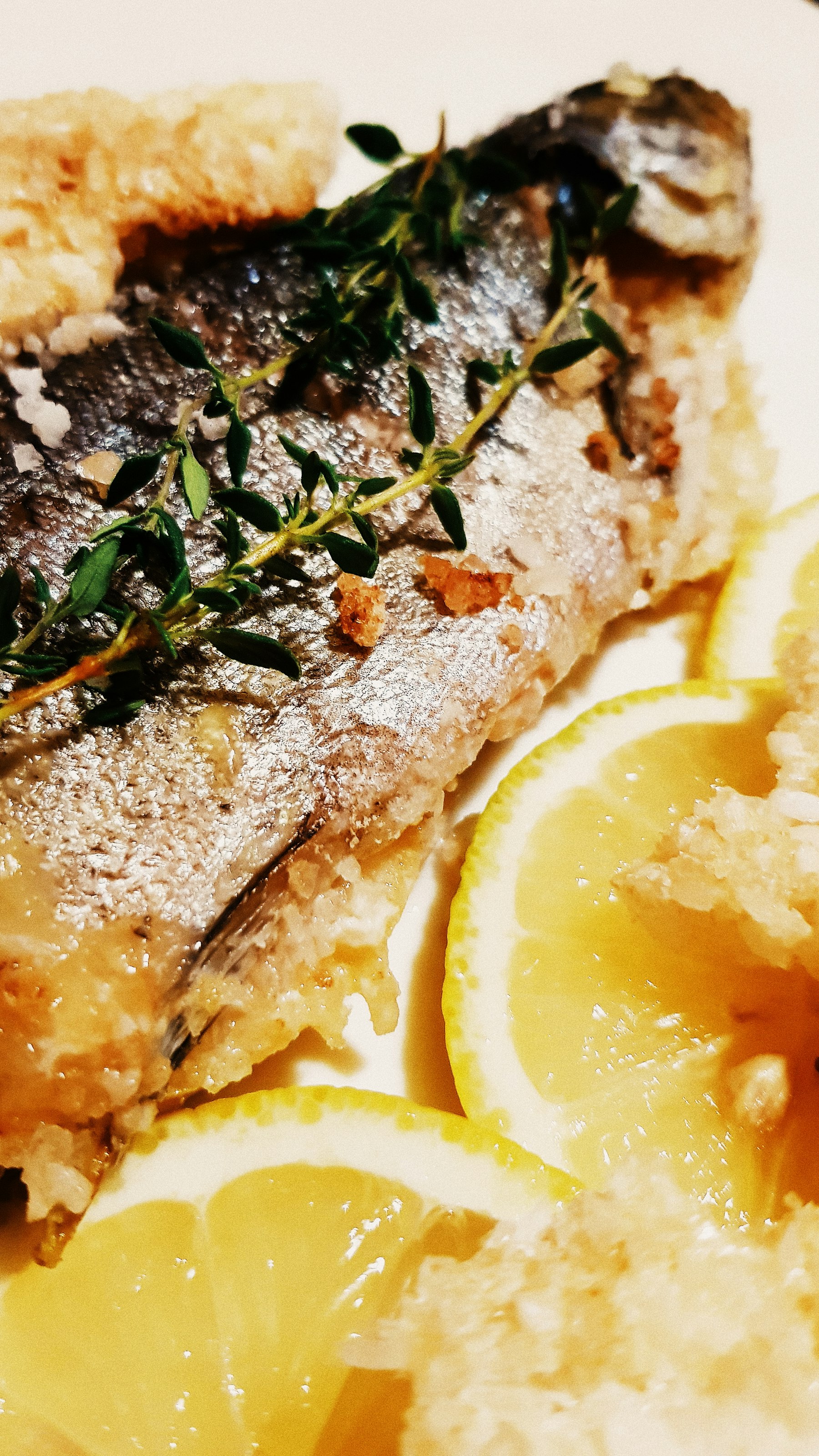 焼き上げられた白身魚の一皿