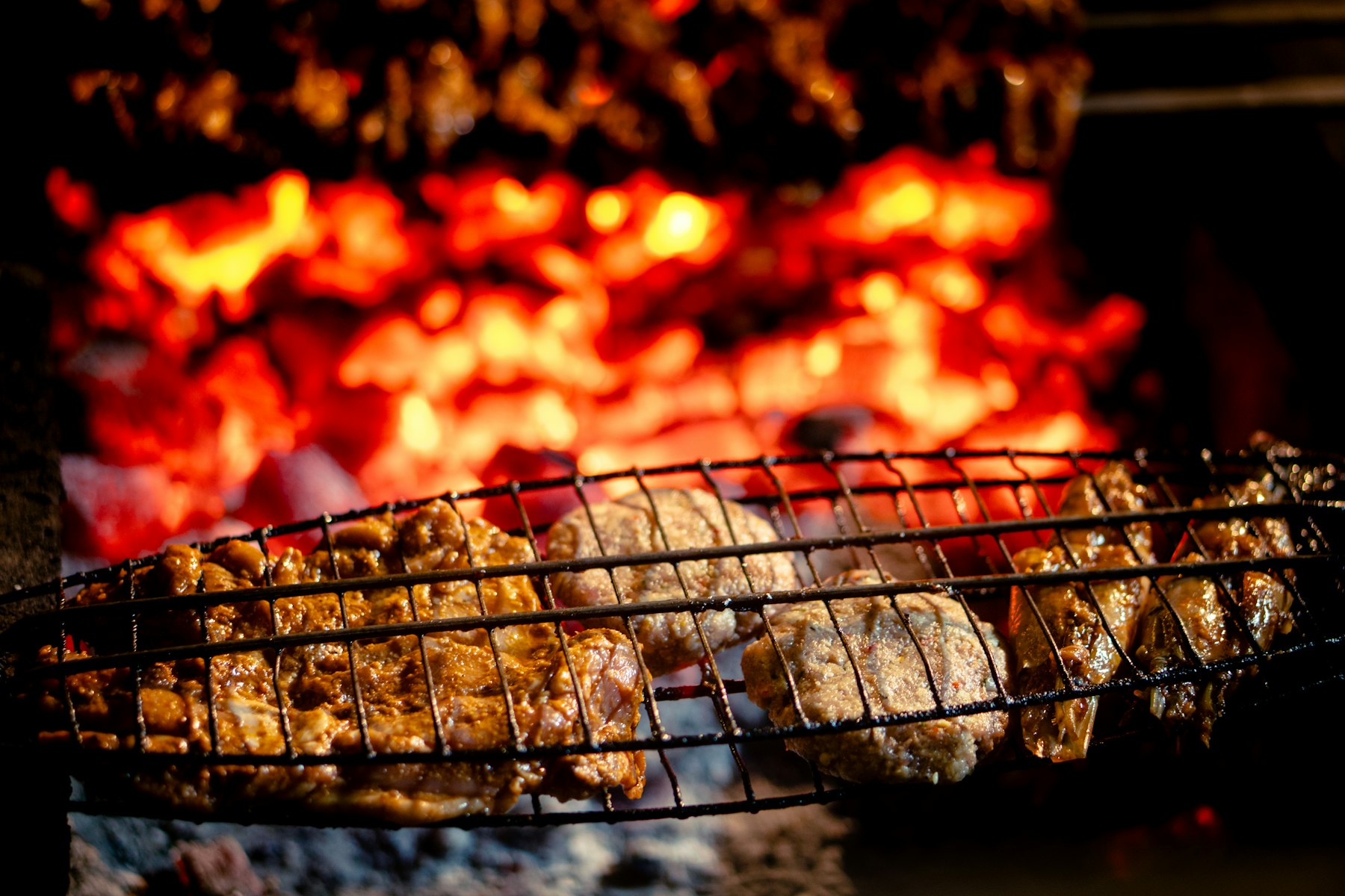 薪火の網で焼かれる肉